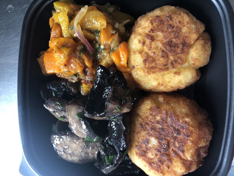 beignets de pomme des terre farcie à la viande accompagnés de légumes et champignons