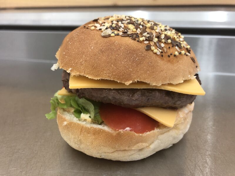 Burger simple
(Pain artisanal,salade.tomate,oignons,steak,cheddars Sauce burger) 