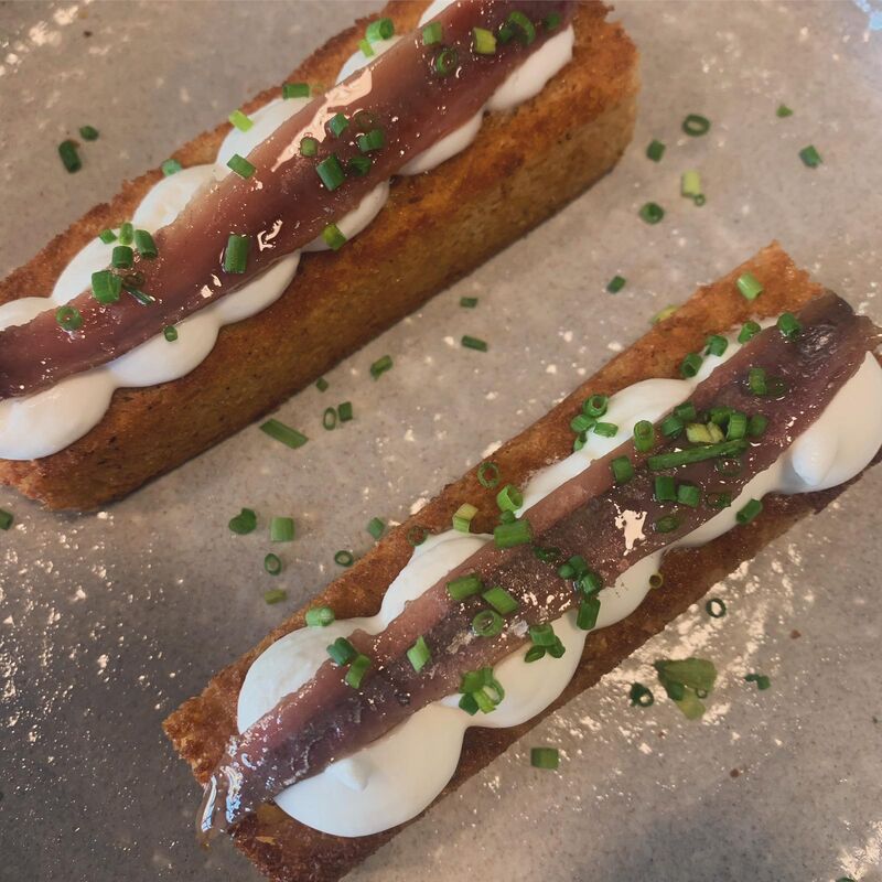 Pan brioche, burro e alici del cantabrico