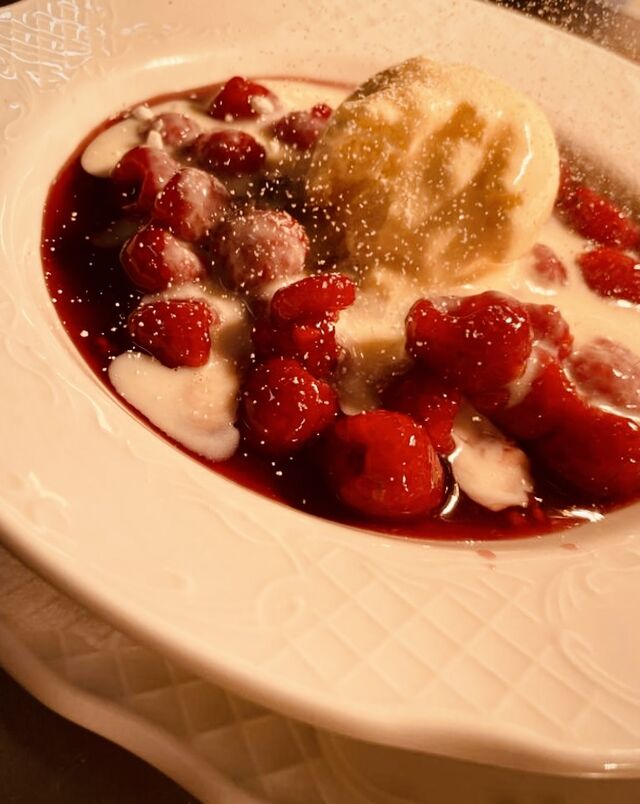 Heiße Himbeeren mit Vanilleeis 