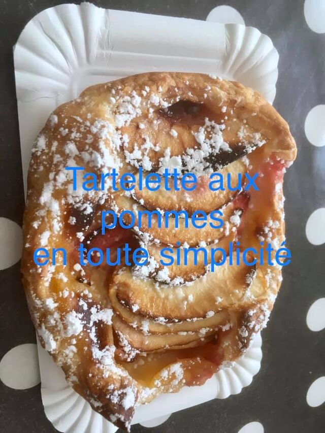 PETITES FAIMS SUCREES : une tartelette feuilletée, de la crème pâtissière, des lamelles de pommes et de coings 
