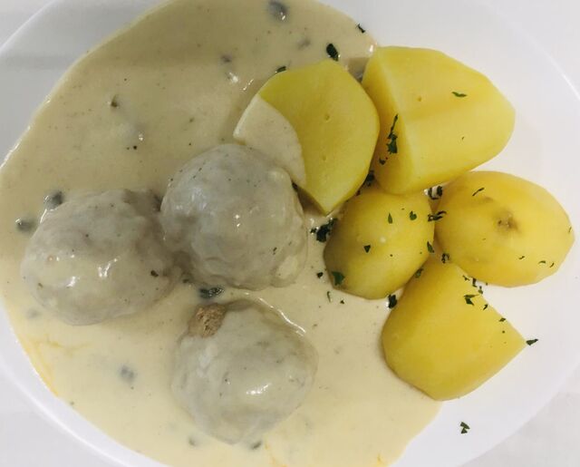 - Hausgemachte Königsberger Klopse mit Kapernsauce, dazu Salzkartoffeln -