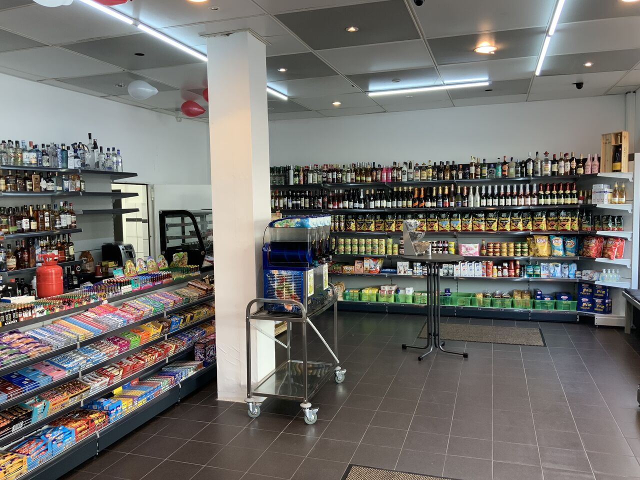 gekühlte Getränke
DHL Shop
EC Automat