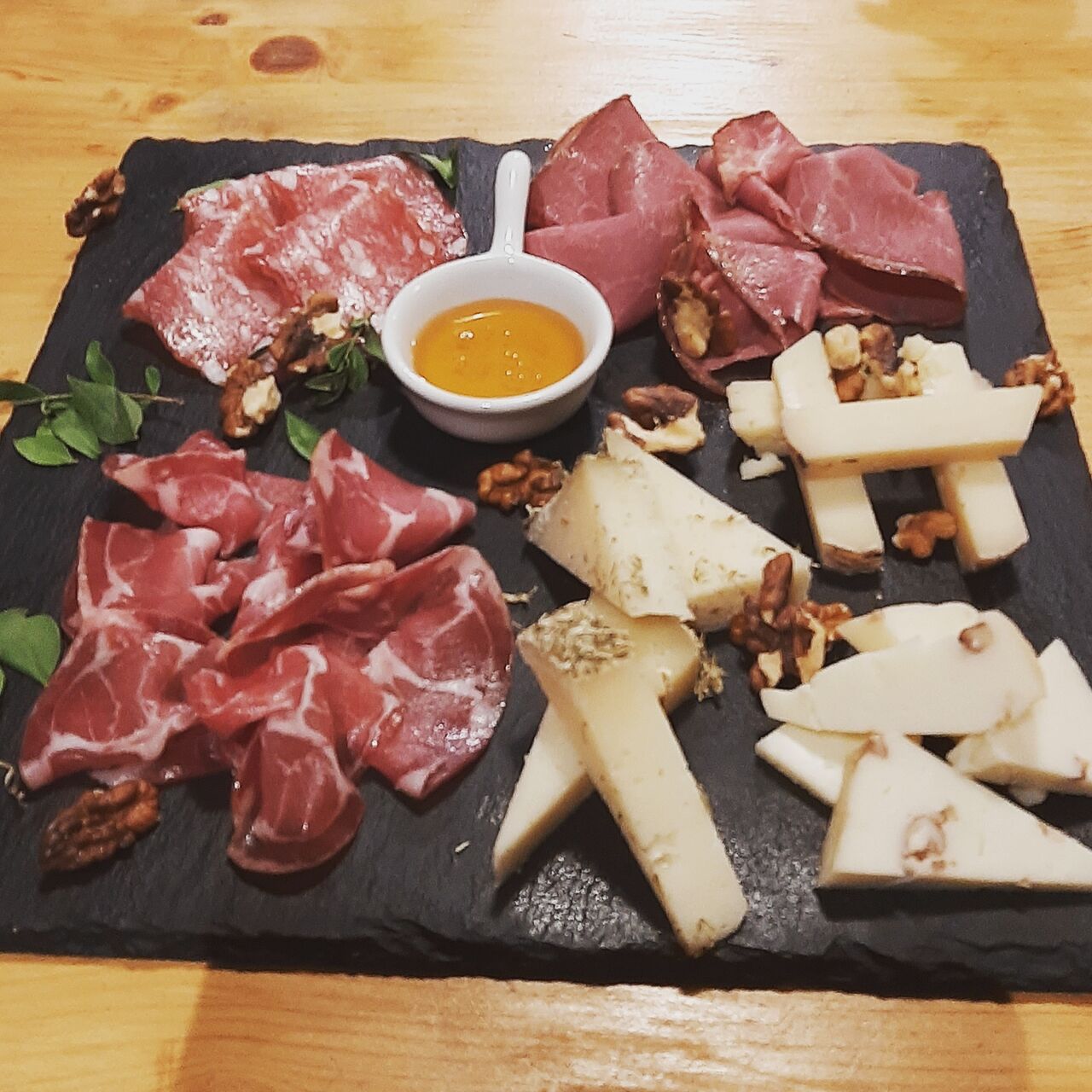 Degustazione salumi e formaggi con miele e frutta secca