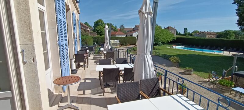 terrasse de l'hôtel pour les petits déjeuners en été.