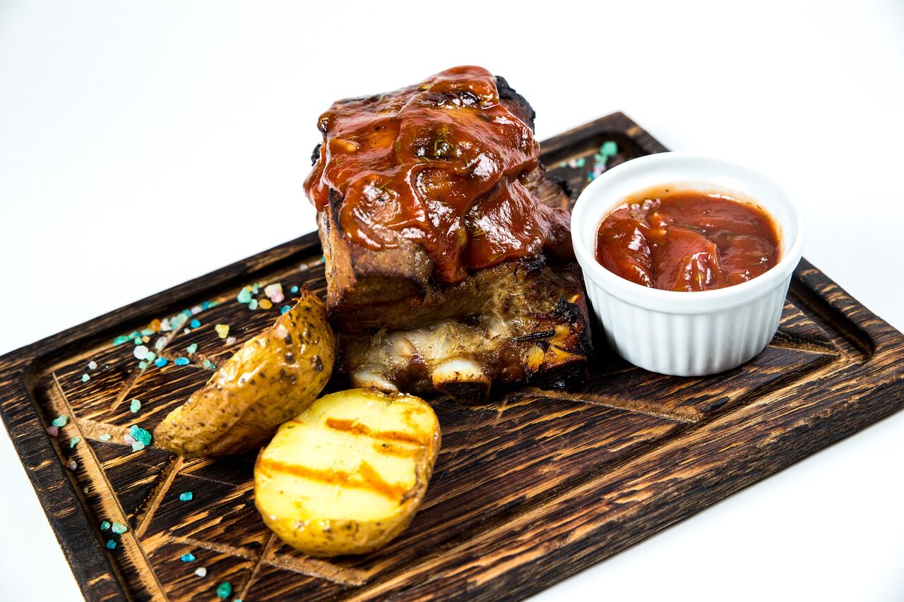 Ребро свиняче барбекю з картоплею.