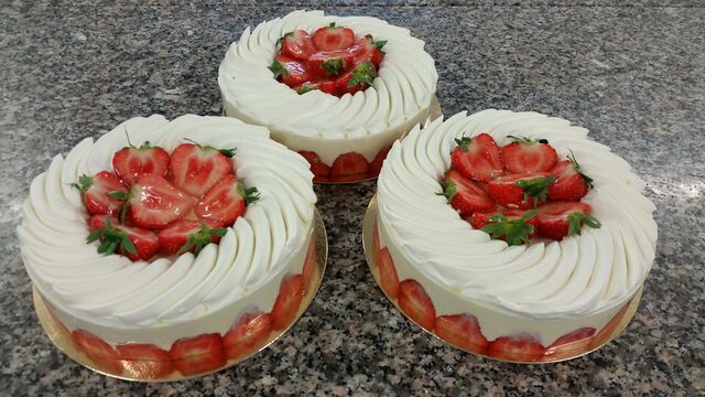 Nos délicieux Fraisier composer d'une crème mousseline vanillé, biscuit génoise, fraise décore chantilly fraise 