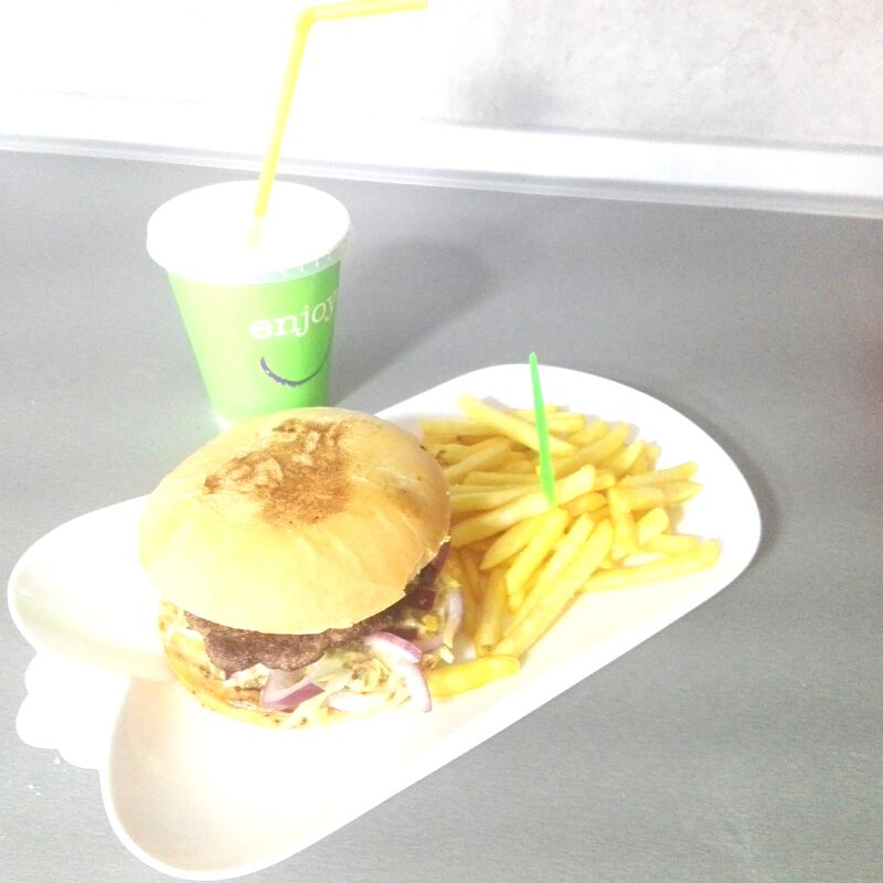 Menu:Hamburger + Pomes+Sok