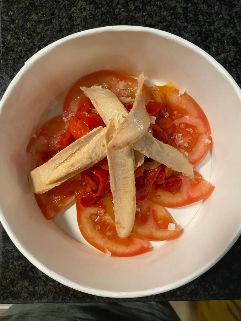 Ensalada de pimientos, tomate y ventresca 