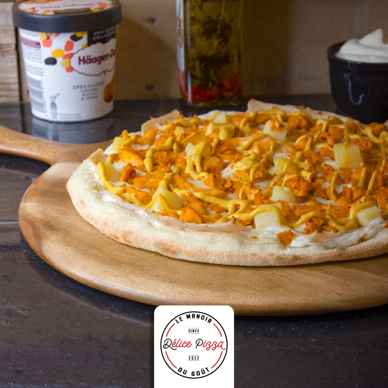 LA GABONI : crème fraiche, blanc de poulet, mozzarella, pomme de terre, poulet tikka, sauce curry sécrète, persillade.