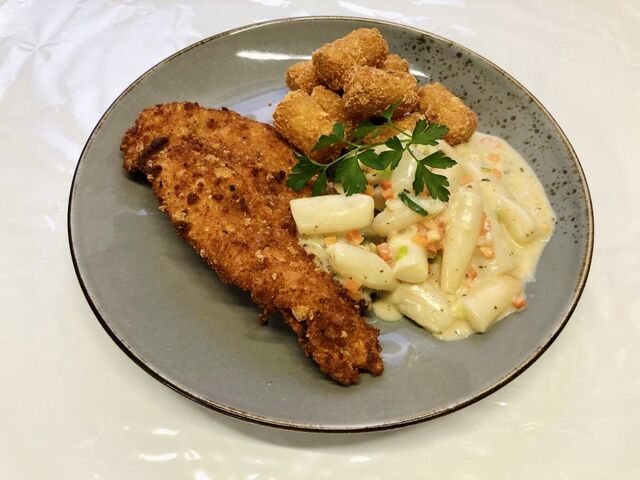 Hähnchenschnitzel mit Schwarzwurzelgemüse und Kroketten 
