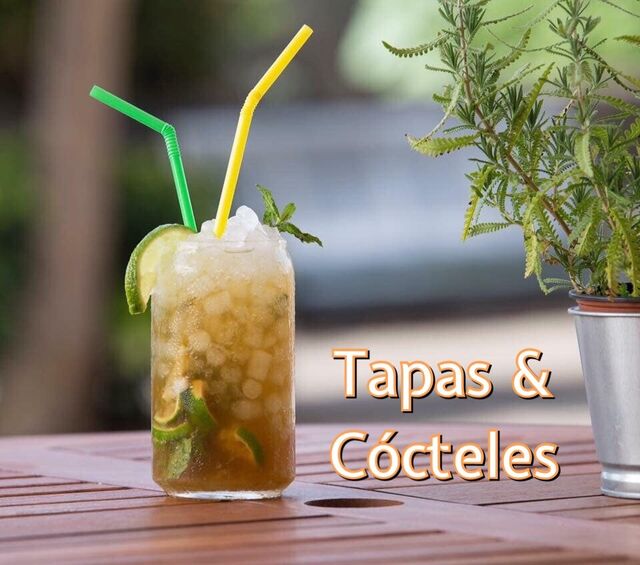 Ofrecemos una variedad de cócteles y combinadas para disfrutar con variedad de tapas. Mojitos desde 3,50 euros.