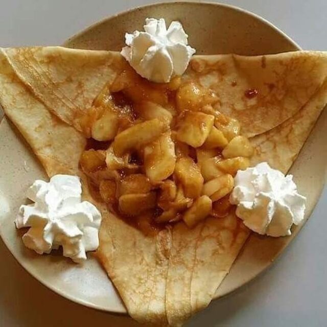 la TATIN....Spécialité du Trimaran
pommes poélées à la minute enrobées de caramel au beurre salé ( fait maison)