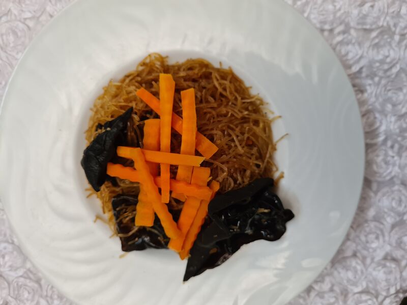 Vermicelles de soja sautés aux champignons noirs
Chez vilayphone 