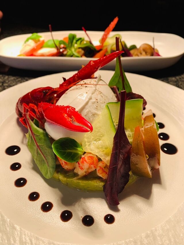 Burrata auf smashed Avocado. Mit Flusskrebsen und gemischten Pilzen