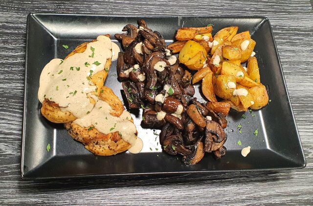 Filet de poulet sauce aux poivres, poêlée de champignons bruns et pomme de terre rissolées 