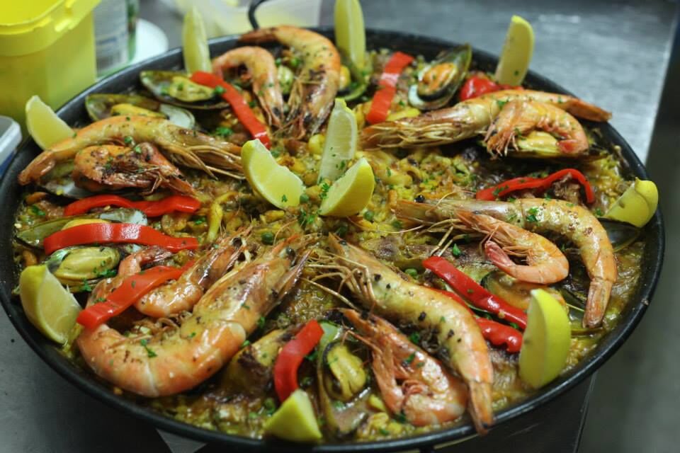 Vorspeisen, Tapas, Fleisch, Fisch, Paella, Desserts... Alles, als ob Sie es in Spanien gegessen hätten!
Sol y Sombra Düsseldorf