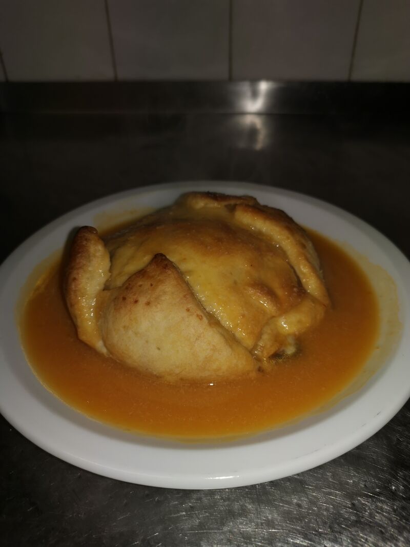 Francesinha de massa folhada