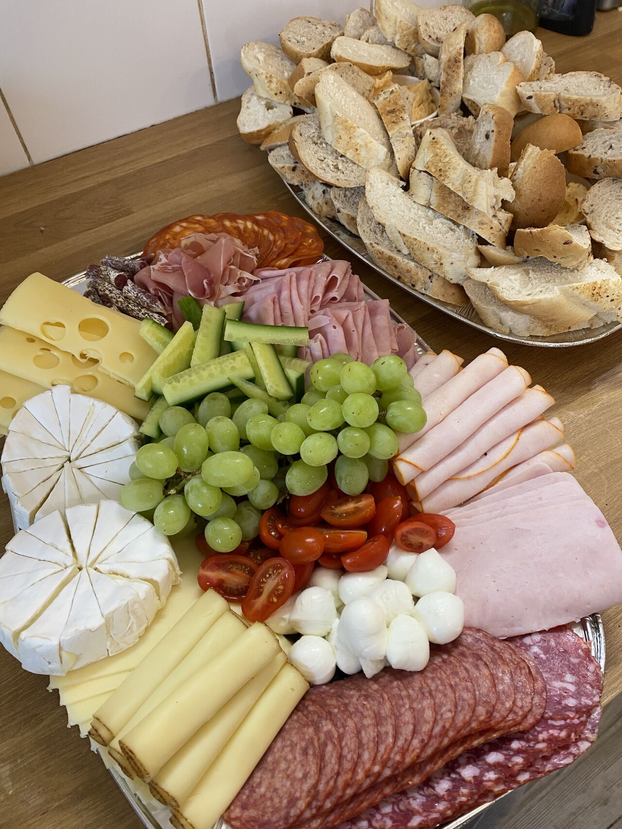 Obložená misa s pečivom a pomazánkami