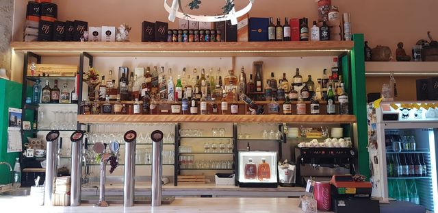 Il nostro retro banco con una accurata selezioni di Whisky, Rum, Grappe e Gin