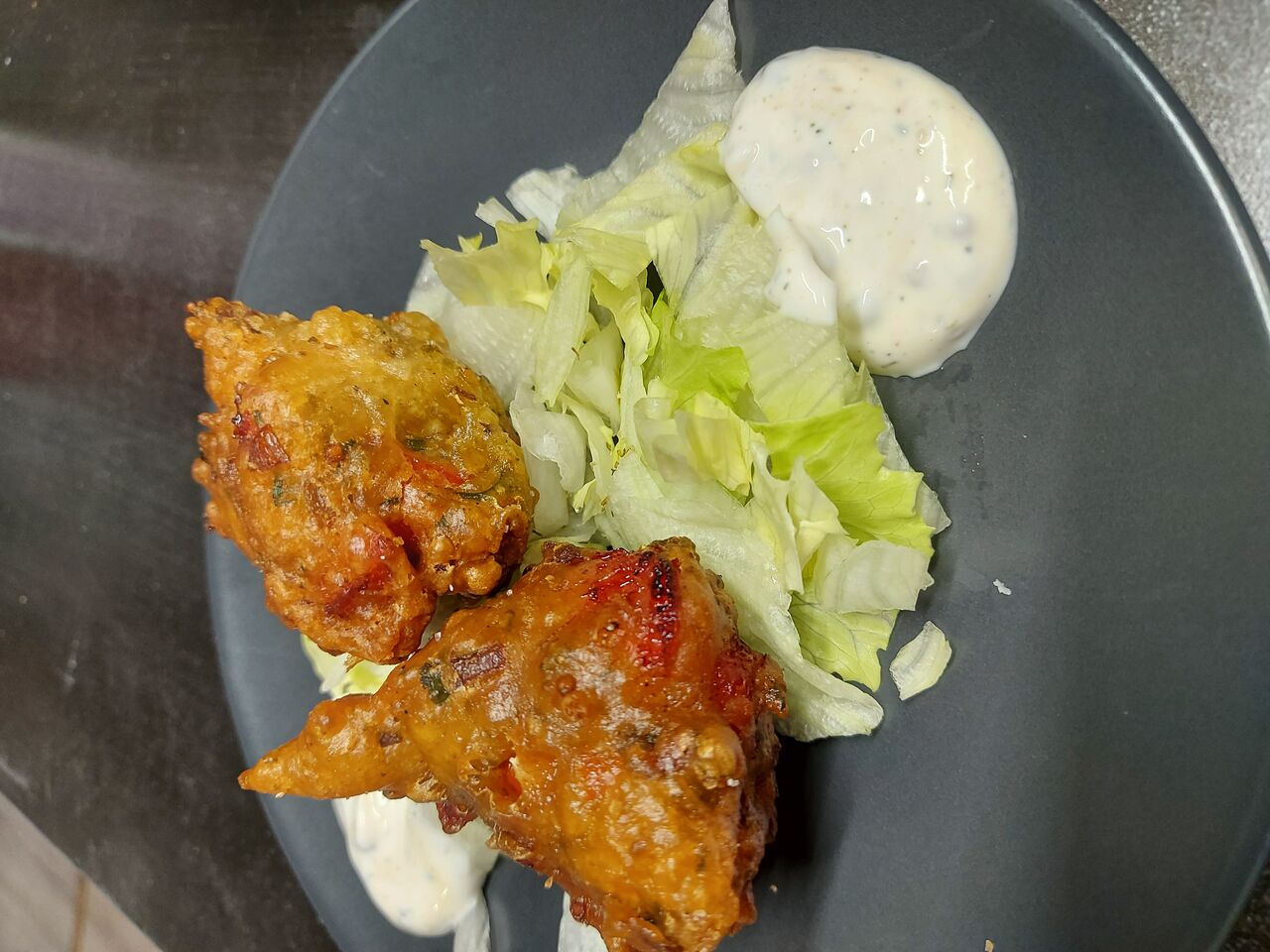 beignets de tomate avec une sauce yaourt citronné légèrement épicé