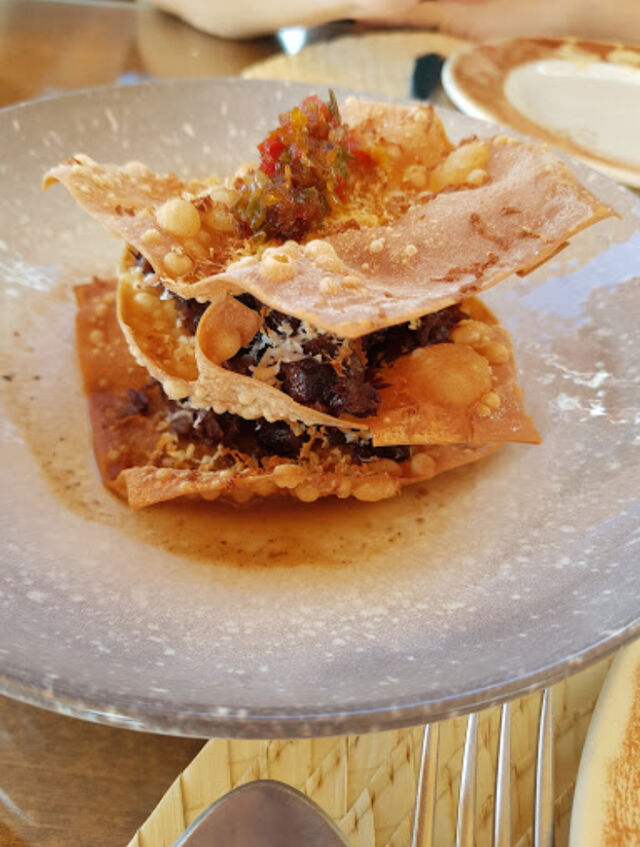 Lasaña crujiente de carne de cabra