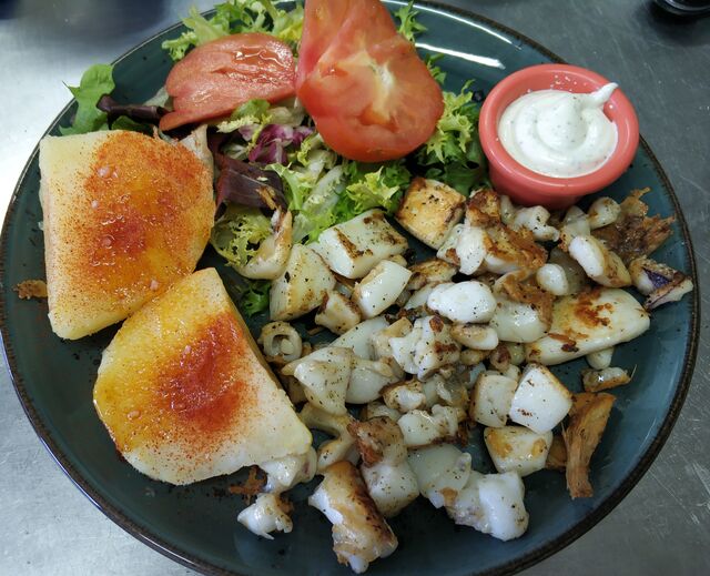 Ensalada de queso de cabra con nueces pasas y vinagreta mostaza dulce