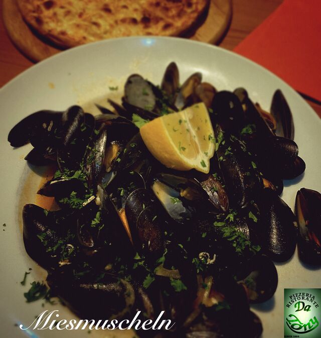 Miesmuscheln im Tomatensoße dazu Pizzabrot