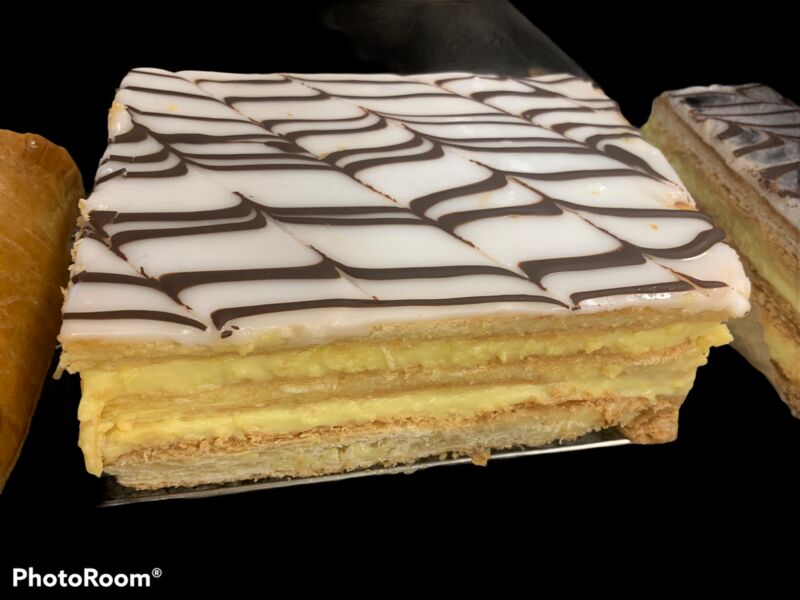 Milles feuilles
Pâte feuilletée caramélisée au miel
Crème pâtissière à la vanille 