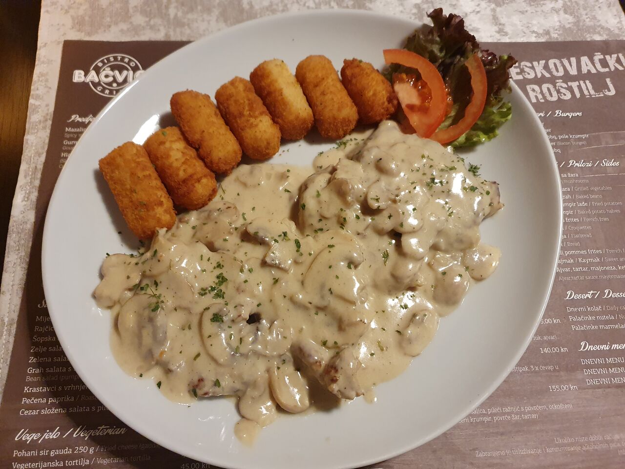 Pileći medaljouni u umaku od šampinjona,kroketi