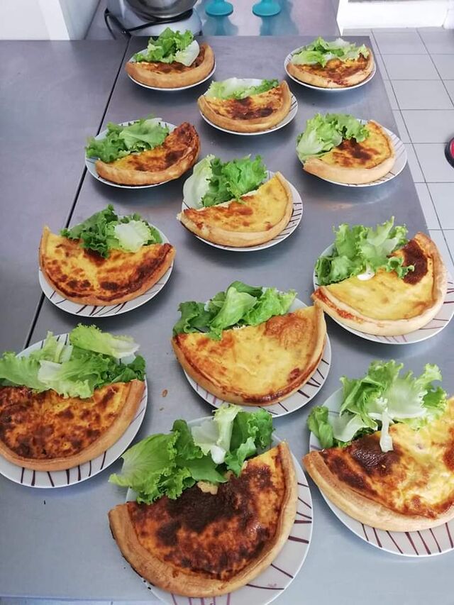 Repas traiteur quiche lorraine/salade