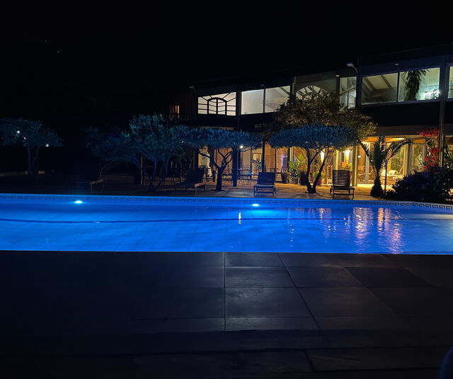 Moment relaxant au bord de la piscine accompagné d’un bon cocktail.. ou digestif !