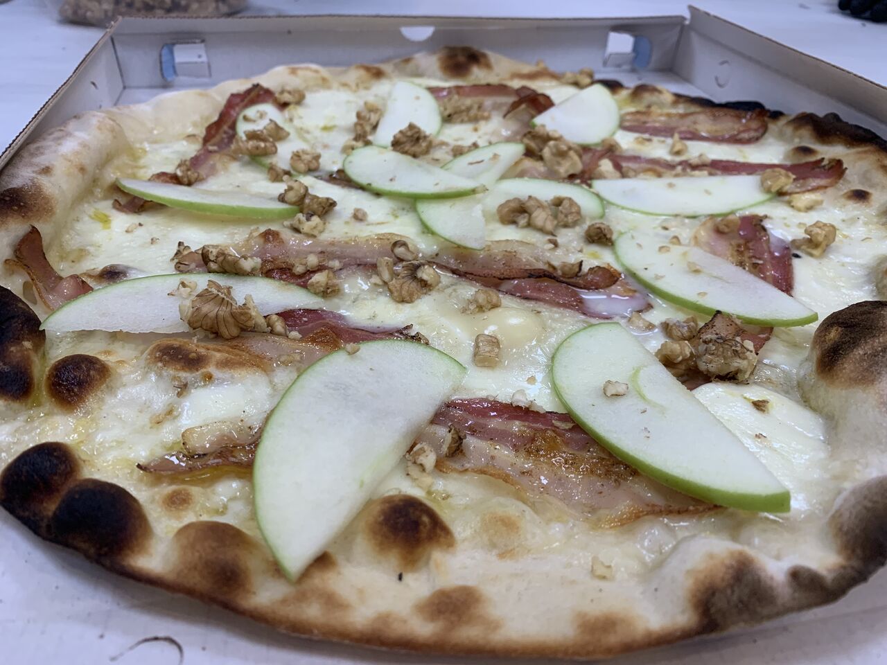 La Smith: bianca-mozzarella-gorgonzola-pancetta arrosto-mela verde e noci??