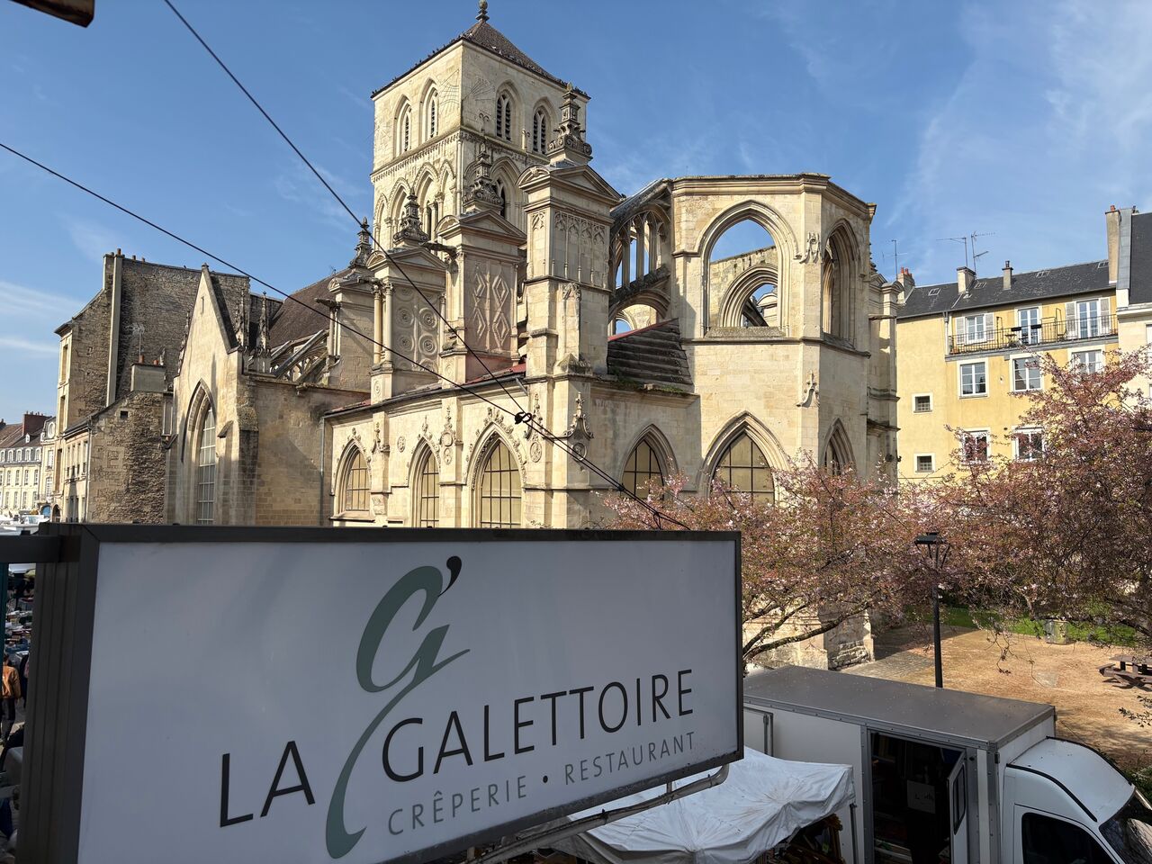 Vue sur l'église Saint Sauveur