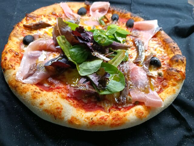 La Napolitaine mozzarella anchois olives noirs capres jambon de pays 16.50€