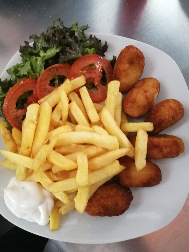 Deliciosos COMBINADOS, croquetas caseras, con papas y ensalada
