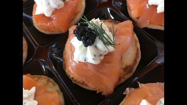 Receptiehapje/Blinis met gerookte zalm en kruidenkaas