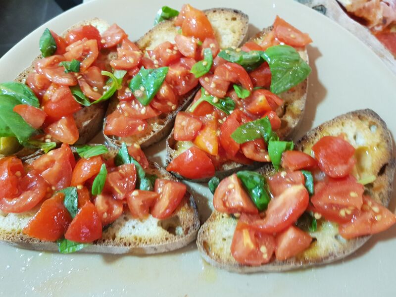 Bruschettine al pomodoro fresco e basilico