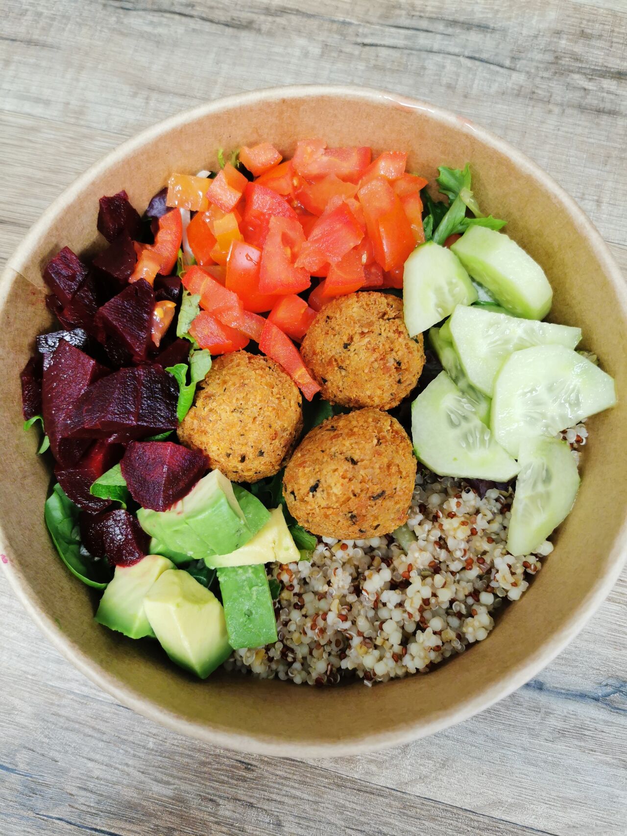 Salade bowl végé (une salade entièrement végétarienne avec des boulettes de falafel maison)