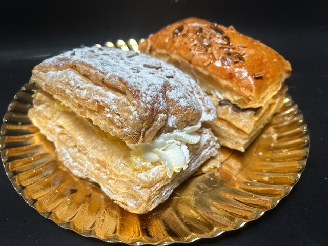 Rectángulo de chocolate y crema con nata