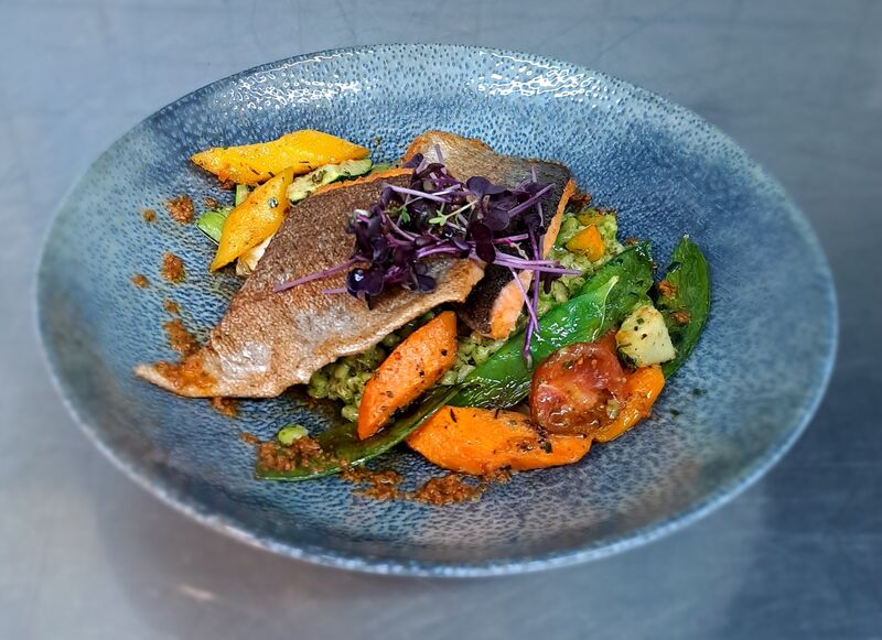 Gebratenes Lachsforellenfilet mit Bärlauch-Rollgerstlrisotto und Frühlingsgemüse