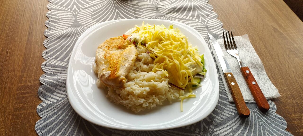 Fokhagymás-sült csirkemell jázminrizzsel, friss salátával, választható mártással