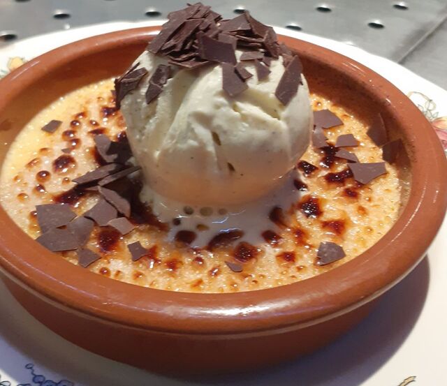 Crème brulée et sa boule de glace 