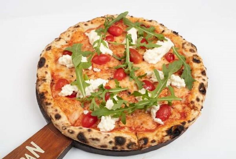pizza burrata tomate mozzarella tomate cerise burrata roquette.