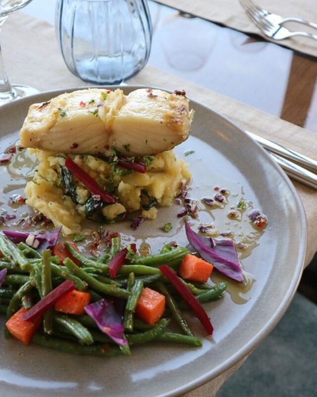 Bacalhau confitado com esmaga de batata 