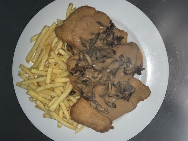 Jägerschnitzel mit Pommes