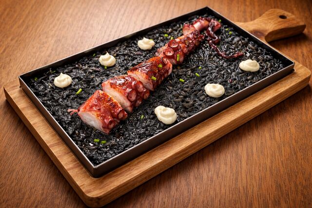 Arròs negre a la llauna amb pop a la brasa Josper