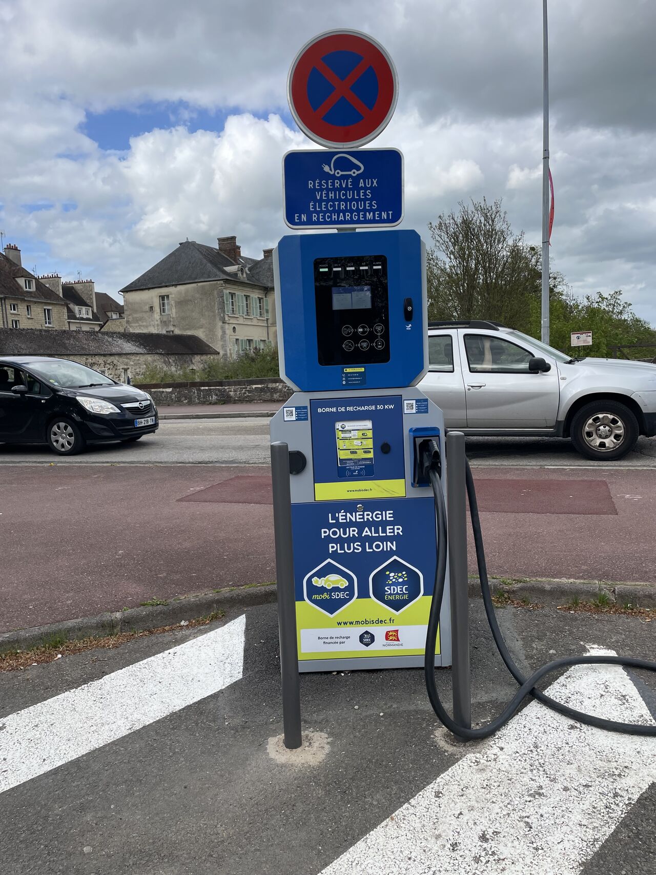 Borne de rechargement électrique à 100 mètres du Vauquelin