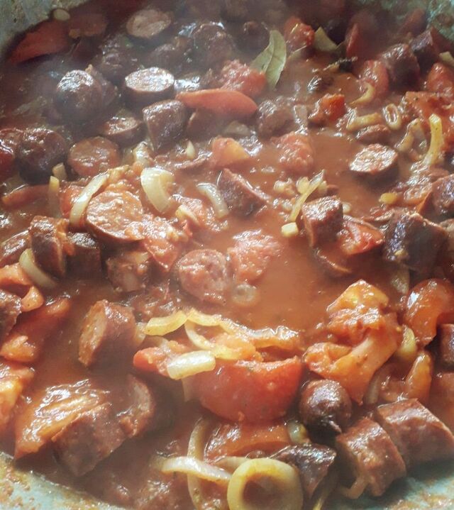 ROUGAIL SAUCISSE REUNIONNAIS + RIZ: 12€ la part Saucisse de Montbéliard, tomates fraiches, épices ...