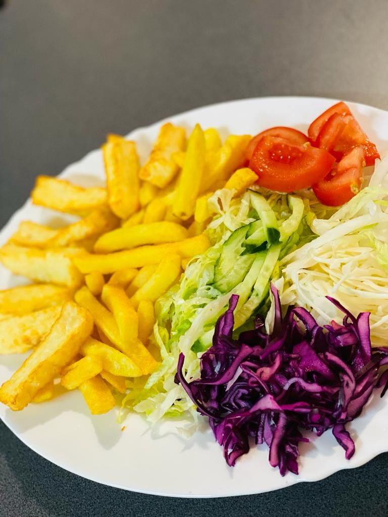 Pommesteller mit Halloumi